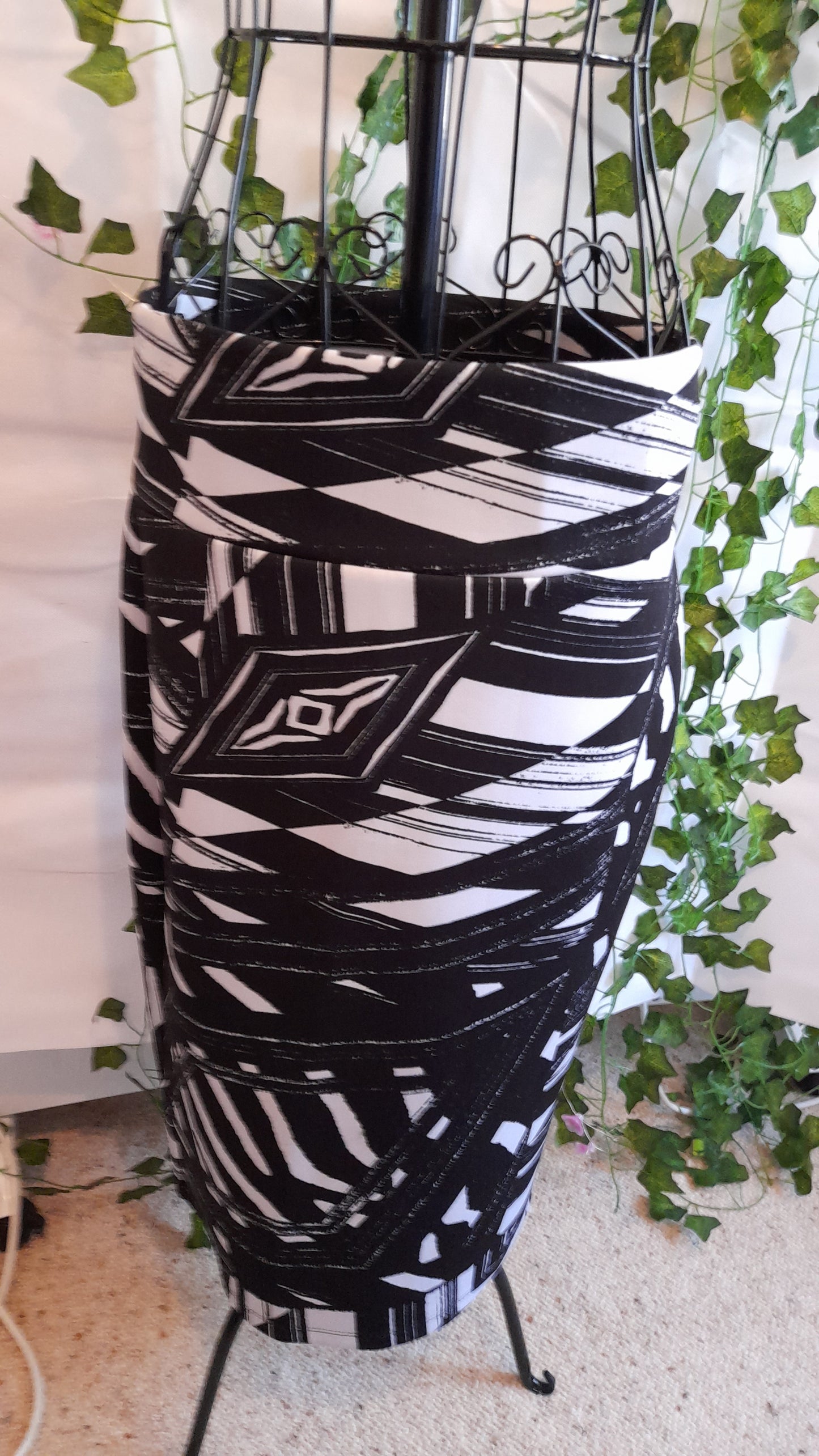 Skirt - Liz Jordan Black & White. Size S/10-12.