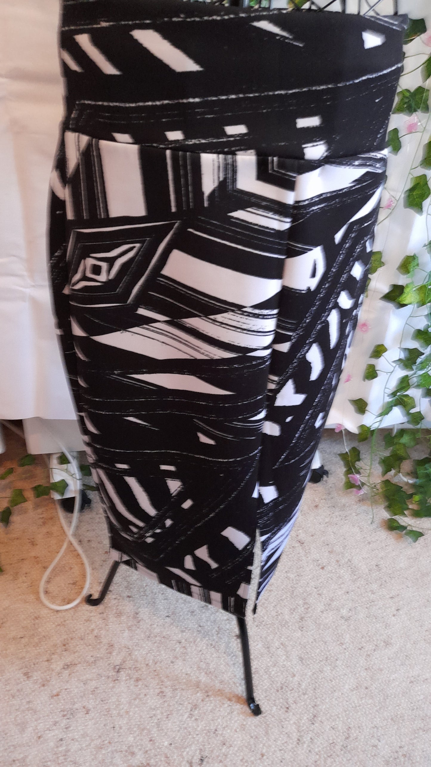 Skirt - Liz Jordan Black & White. Size S/10-12.
